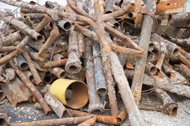 Aşınmış borularla büyük demir yığını, kurulum yenileme...