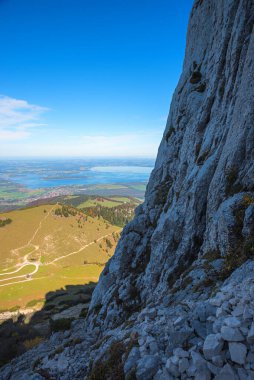 Dik kayalık yüzey Kampenwand dağı, Chiemsee Gölü manzaralı patika tırmanışı, üst bavyera