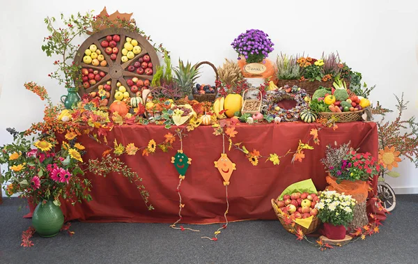 Decorative Thanksgiving Table Fruits Vegetables Wooden Wheel Flowers German Text — Fotografia de Stock