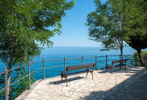 Two Benches Viewpoint Walkway Seaside Adriatic Coast Croatian Landscape Opatija — Foto Stock