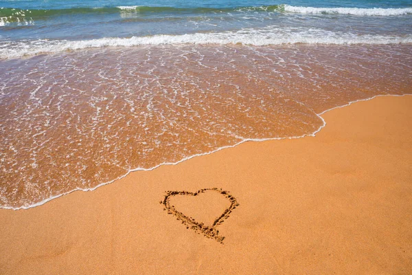 Hand Drawn Heart Shape Sandy Beach Outcoming Waves Ocean — Fotografia de Stock