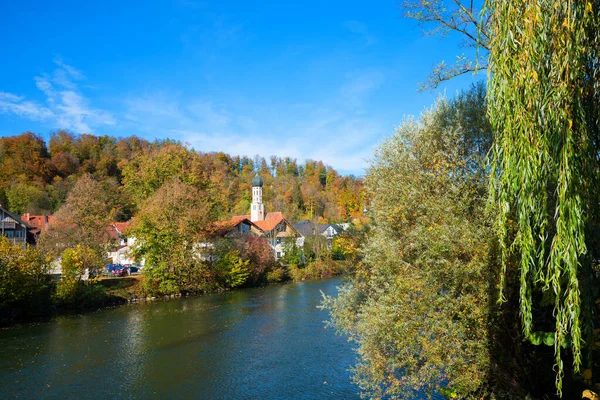 絵画の秋の風景Wolfratshausen Loisach川と聖アンドレアス教会 上のバイエルンの町は — ストック写真