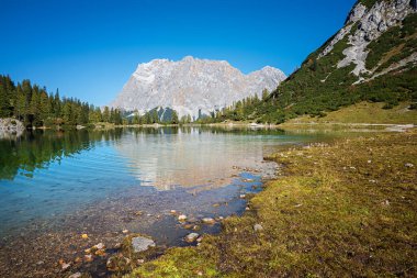 Resimli göl Seebensee, Ehrwald, Avusturya 'dan popüler yürüyüş merkezi. Sonbaharda yorucu bir manzara