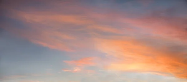 カラフルな雲と美しい夕日の空のパノラマ ピンクオレンジと黄色 正方形のフォーマット — ストック写真