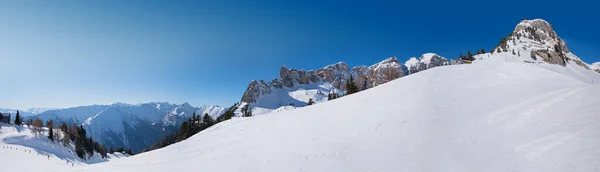 Amplio Paisaje Invierno Popular Zona Esquí Alpes Rofan Cielo Azul —  Fotos de Stock