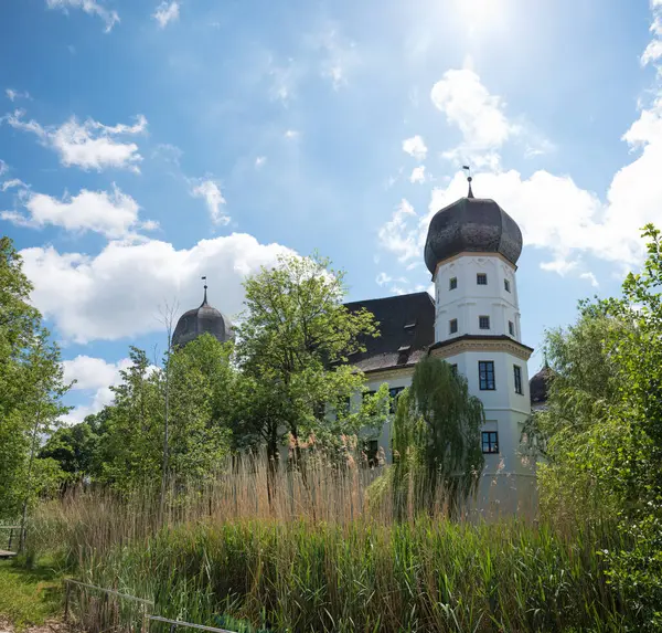 Krásný Historický Příkop Hradu Schwindegg Modrá Obloha Sluncem Mraky Bavorsko — Stock fotografie