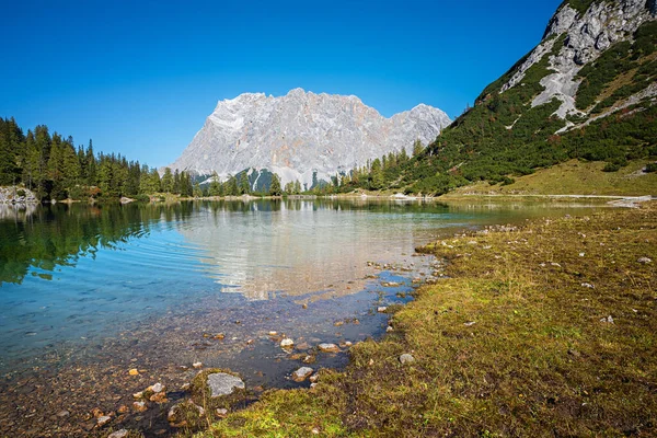 絵のような湖Seebensee オーストリアのEhrwaldから人気のハイキング先 秋のチロルの風景 — ストック写真