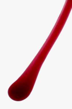 beyaz zemin üzerine kırmızı renk