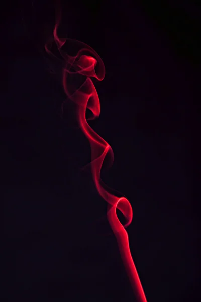 Червоний дим на чорному тлі — стокове фото
