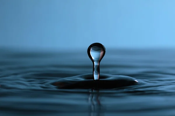 Caduta goccia d'acqua — Foto Stock