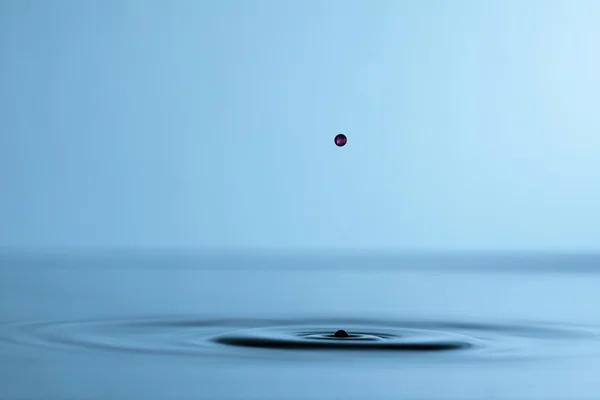 Caída de gota de agua — Foto de Stock