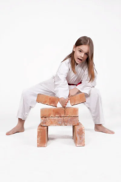 Karate meisje breekt bakstenen 2 — Stockfoto