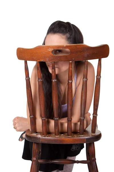 Kvinna med stol — Stockfoto