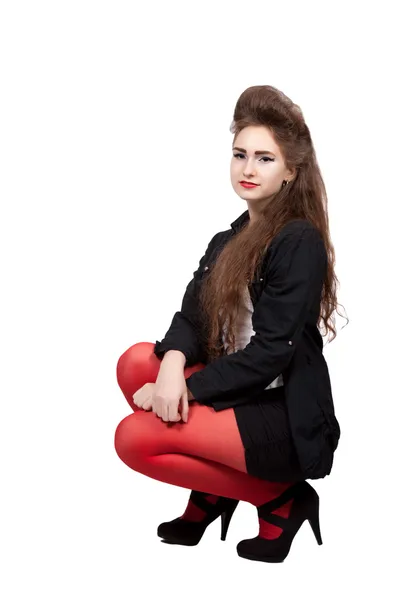 Siyah ve kırmızı giysili genç kız — Stok fotoğraf