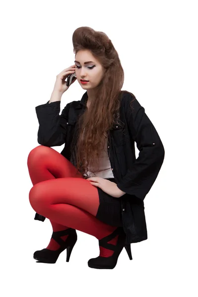 Siyah ve kırmızı giysili genç kız — Stok fotoğraf