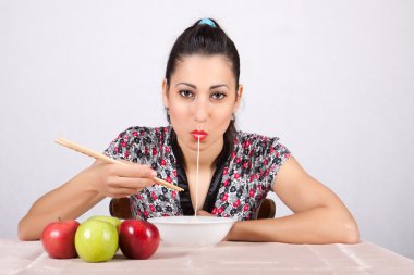 kadın yemek noodles