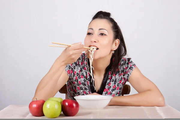 Жінка їдять локшину — стокове фото