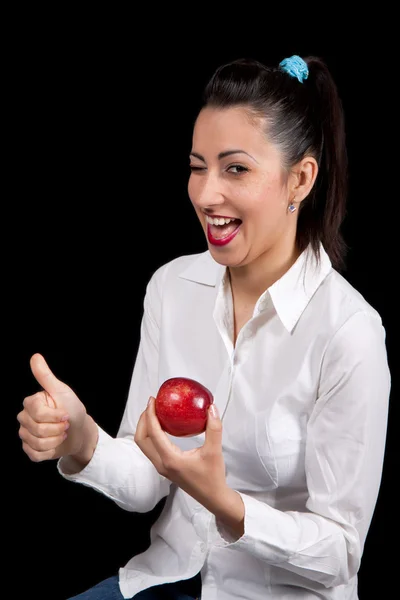 Kadın kırmızı elma yiyor. — Stok fotoğraf