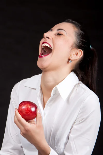 Γυναίκα τρώνε κόκκινο μήλο — Φωτογραφία Αρχείου