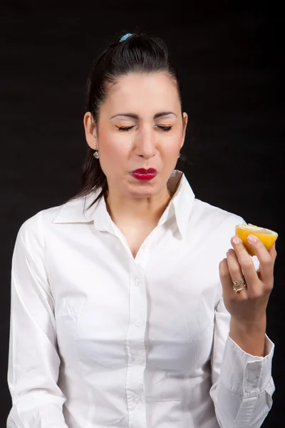 Woman eat yellow lemon — Stock Photo, Image