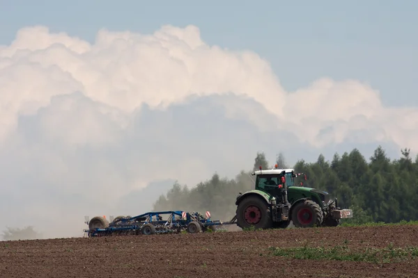 Трактор работает на поле — стоковое фото