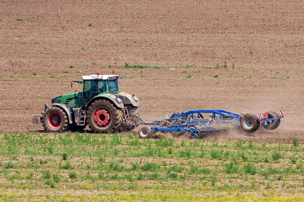 Trattore che lavora sul campo — Foto Stock