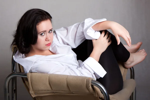 Retrato de mulher de cabelos longos em uma camisa masculina branca — Fotografia de Stock