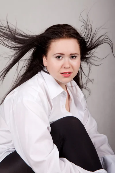 Mujer de pelo largo desaliñada con camisa blanca de hombre —  Fotos de Stock