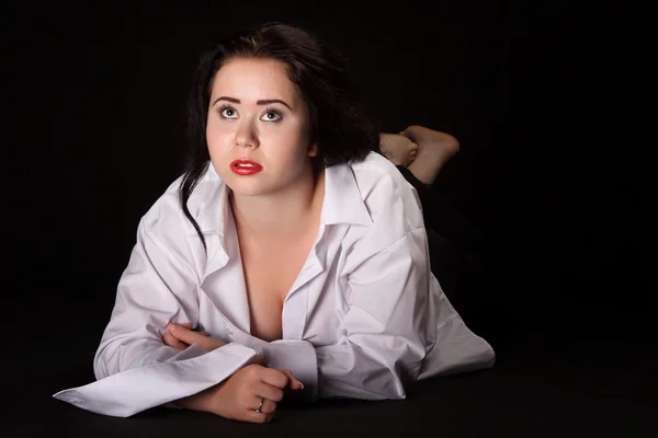 Retrato de mujer de pelo largo con camisa de hombre acostada sobre una ba negra —  Fotos de Stock