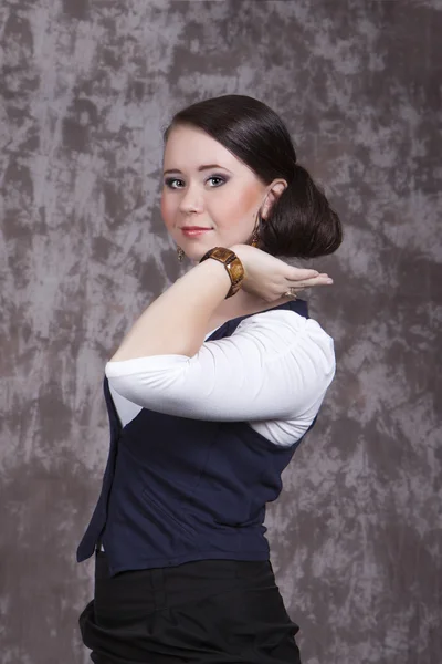 Девушка с длинными волосами в белой рубашке и синем жилете — стоковое фото