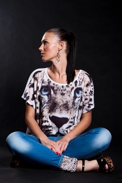 Langharige vrouw in shirt met tiger — Stockfoto