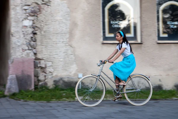 Chica retro en bicicleta vieja — Foto de Stock
