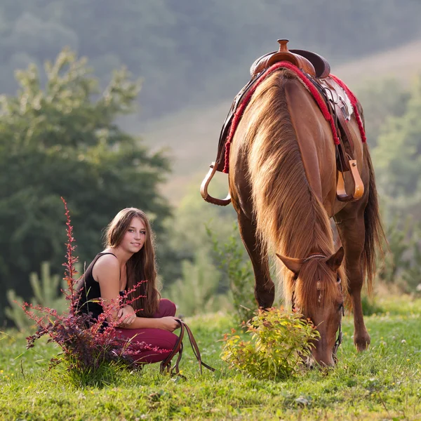 Chica joven con un caballo — Foto de Stock