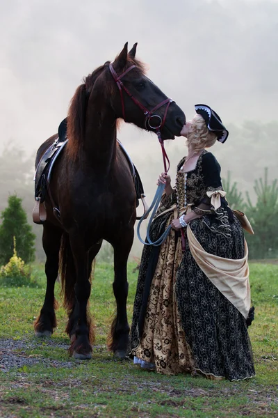 Mulher de vestido real barroco equitação — Fotografia de Stock