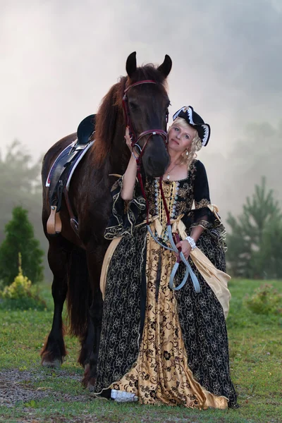 Femme en robe royale baroque équitation — Photo