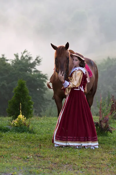 Mulher de vestido real barroco equitação — Fotografia de Stock
