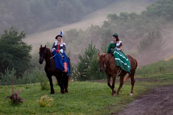 Deux femmes dans la robe baroque royale équitation — Photo