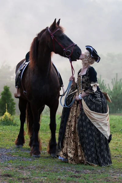 Vrouw in jurk Koninklijke barokke rijden — Stockfoto