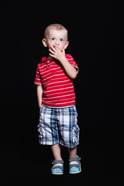 Kleiner Junge im Studio — Stockfoto