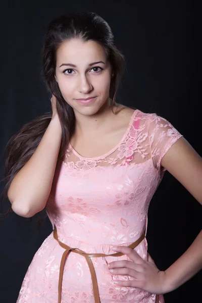 Jonge vrouw in roze mini jurk — Stockfoto
