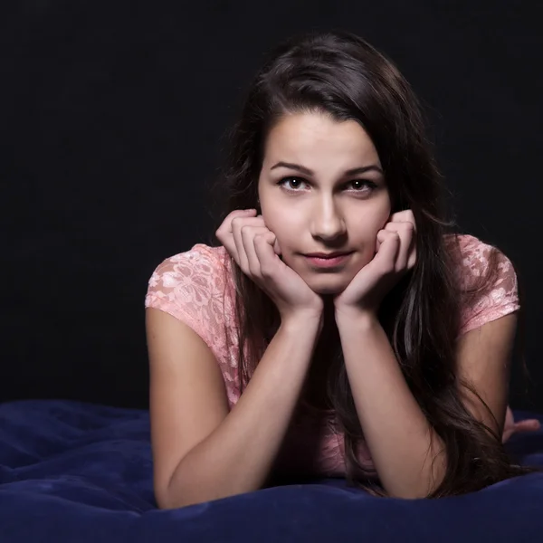 Giovane donna in mini abito rosa — Foto Stock