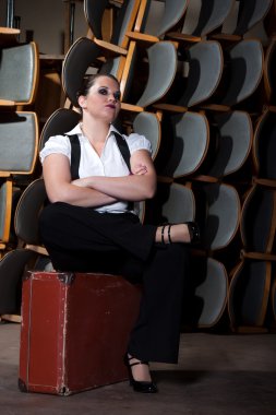 kadın bir adam gibi giyinmiş