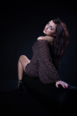 seksi noktalı mini elbiseli genç kadın