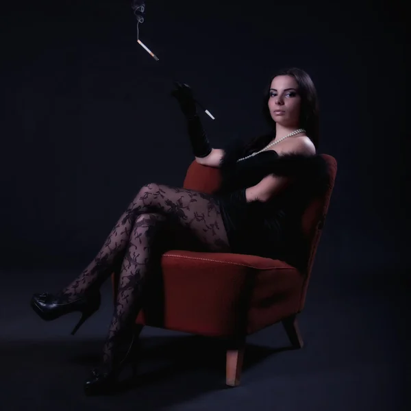 Retro kadın sandalyede — Stok fotoğraf