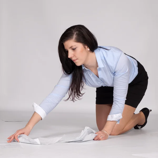 Jonge vrouw aan de orde gesteld gevallen documenten — Stockfoto