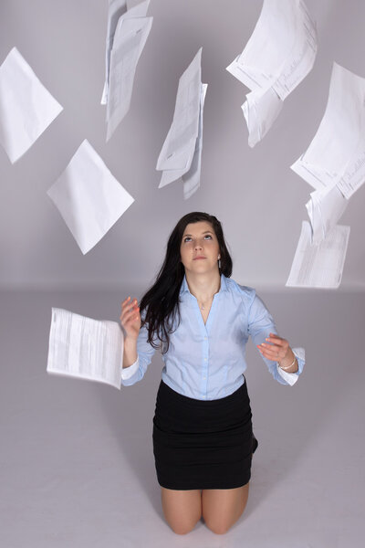 La mujer arroja papel al aire — Foto de Stock