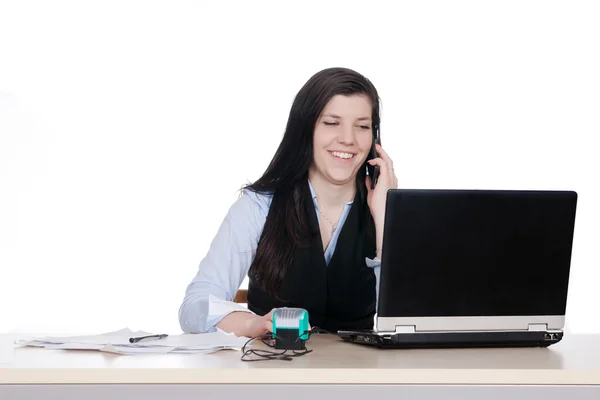 Młoda kobieta za telefon biurko — Zdjęcie stockowe