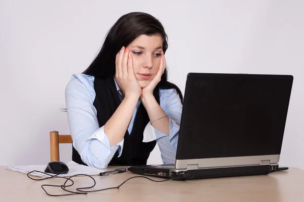 Young woman desperate at the laptop — Stock Photo, Image