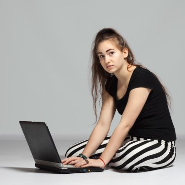laptop ile genç kız
