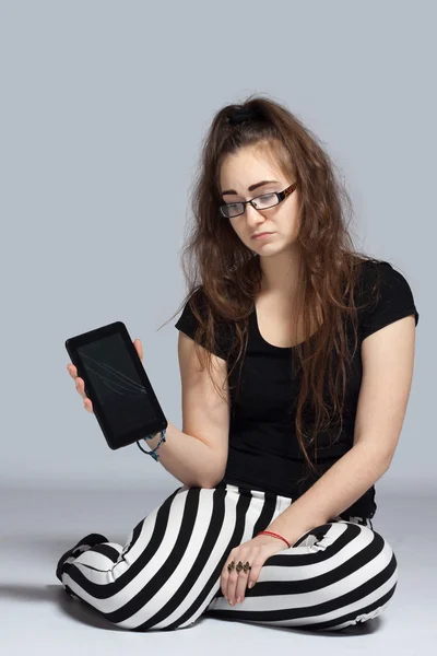 Ragazza adolescente con tablet — Foto Stock